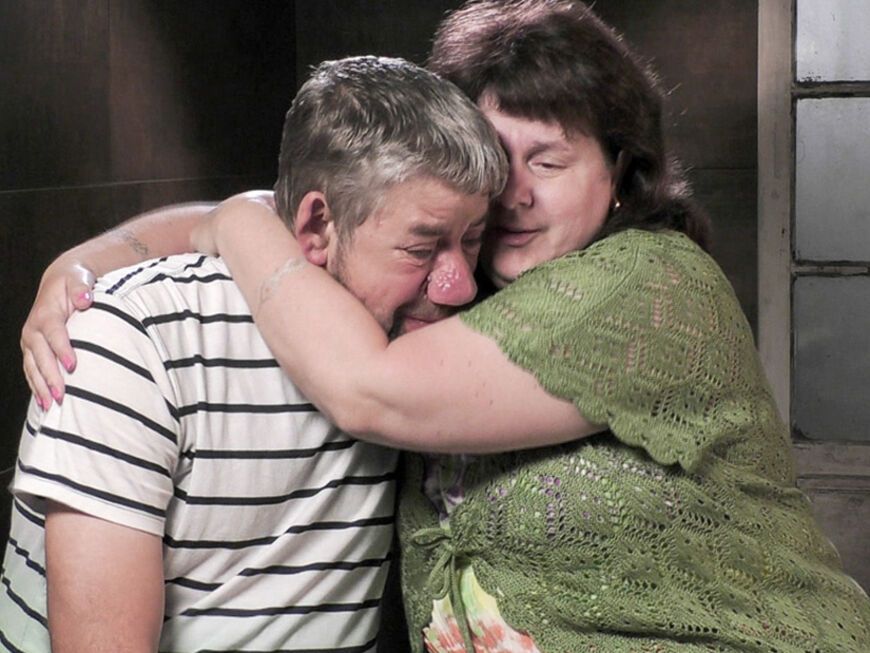 Uwe und Iris Abel weinen im "Sommerhaus der Stars" und nehmen sich in den Arm