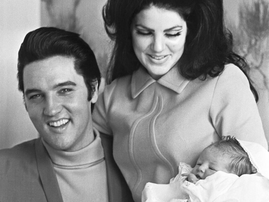 Elvis und Priscilla Presley mit Baby Lisa Marie im Arm