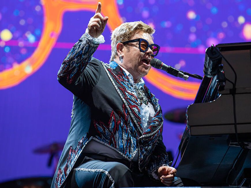 Elton John sitzt am Klavier