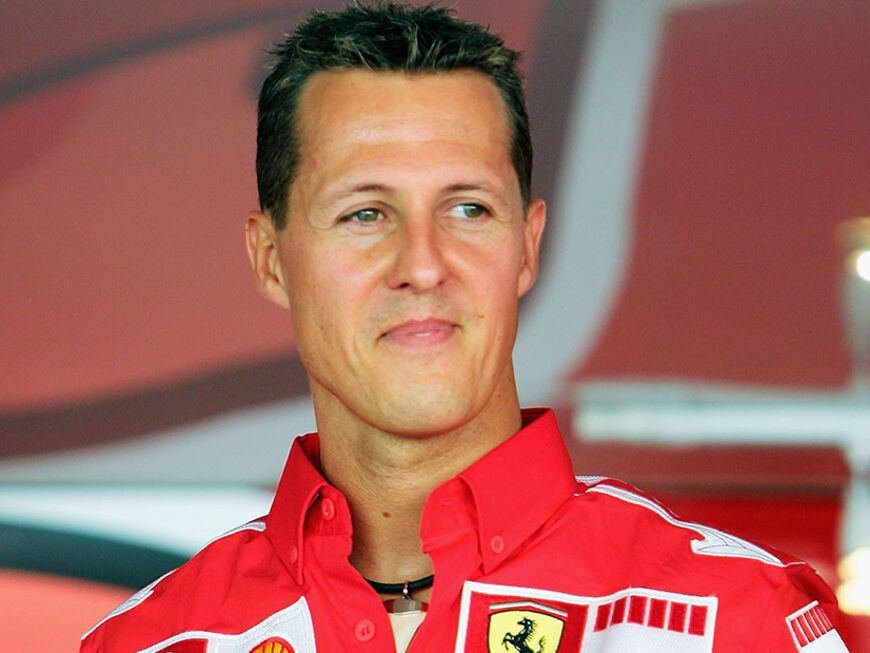 Michael Schumacher schaut zur Seite
