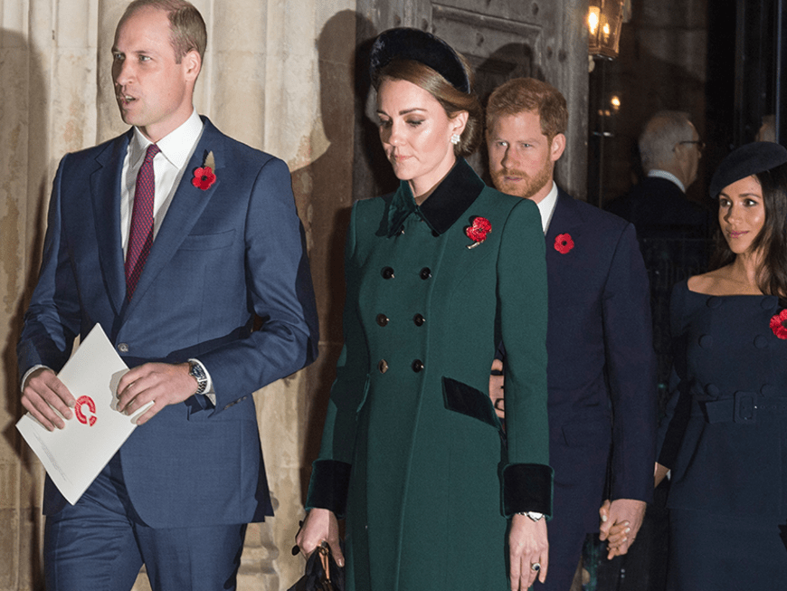 Prinz Harry und Herzogin Meghan gehen hinter Prinz William und Prinzessin Kate