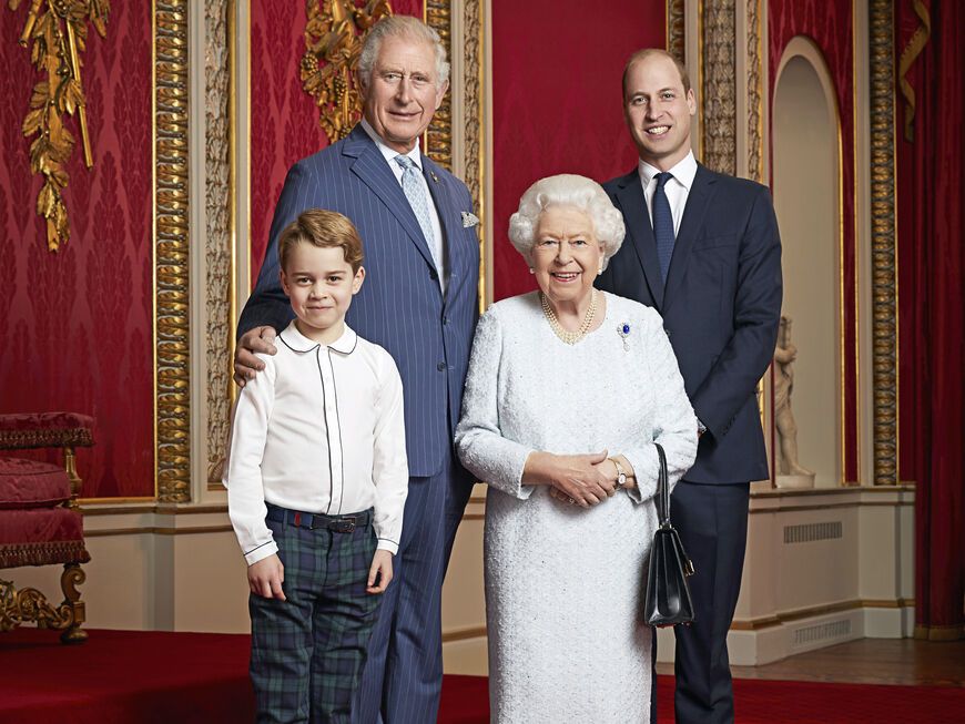 Queen Elizabeth II. mit Prinz George, König Charles III. und Prinz William im Thronsaal