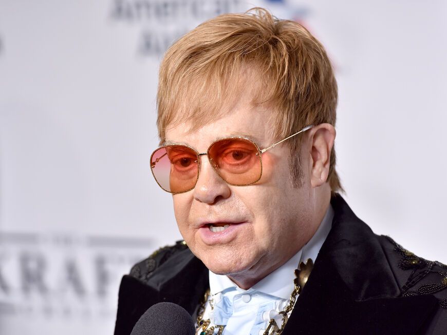 Elton John guckt ernst