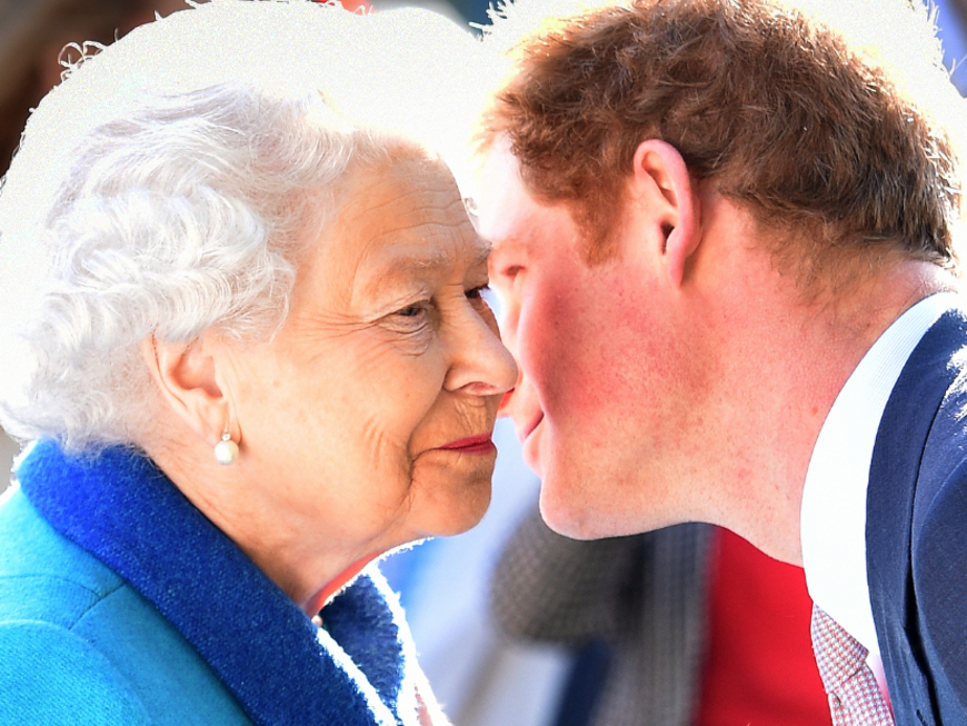 Prinz Harry neigt sich runter zu Queen Elizabeth, die leicht lächelt