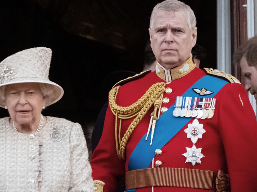 Queen Elizabeth und Prinz Andrew stehen nebeneinander.