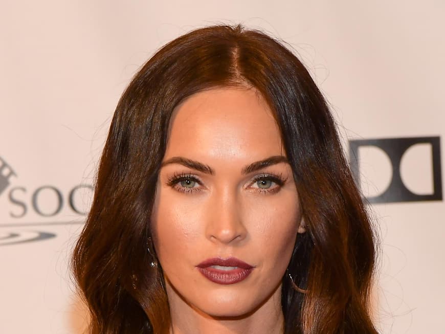 Megan Fox guckt ernst