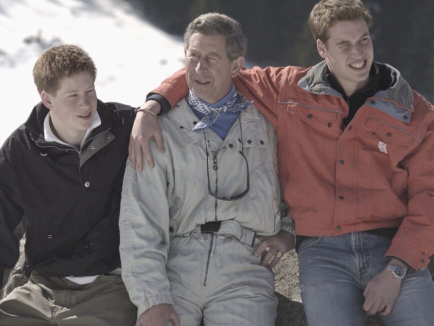 König Charles, Prinz Harry und Prinz William Arm in Arm im Schneegebiet