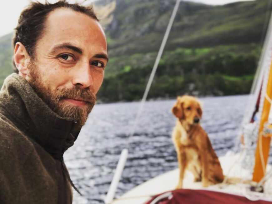 James Middleton auf dem Boot mit einem Hund