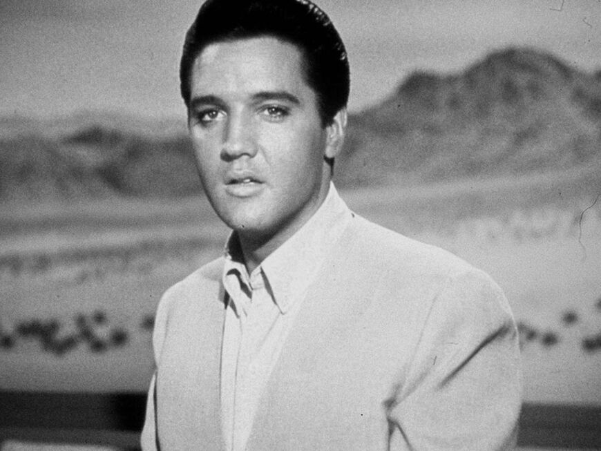 Elvis Presley sieht nachdenklich aus