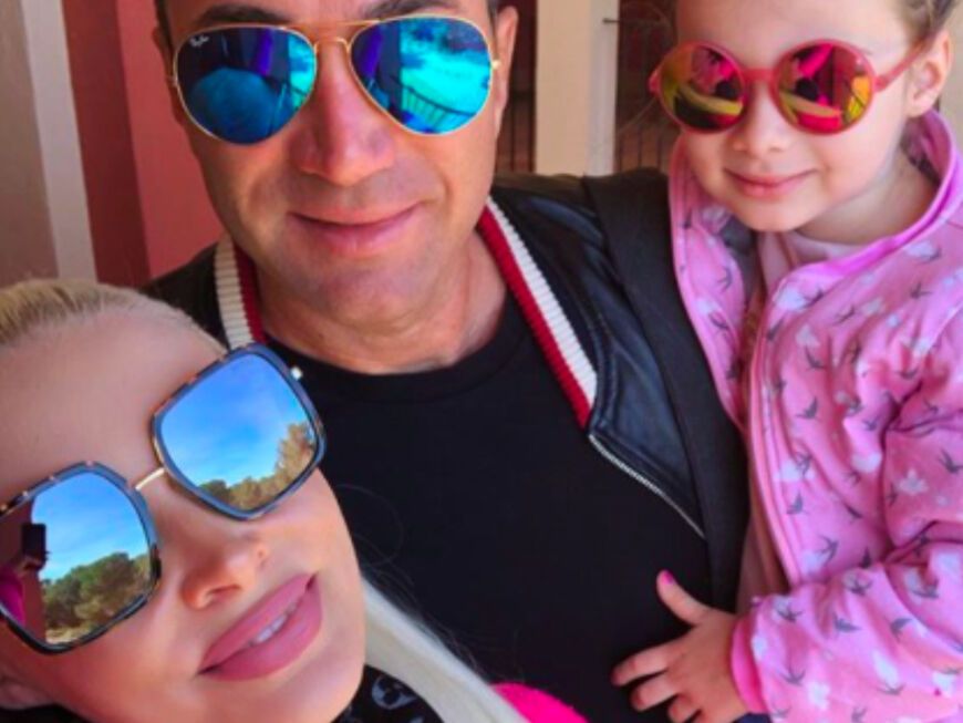 Daniela Katzenberger und Lucas Cordalis mit Töchterchen Sophia alle schauen in die Selfiekamera