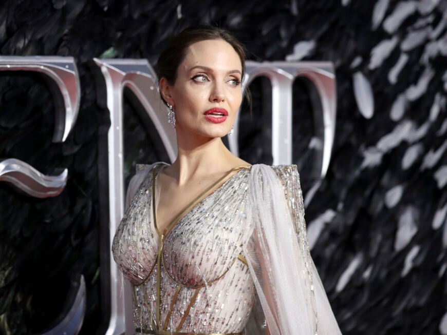 Angelina Jolie sieht erschrocken aus