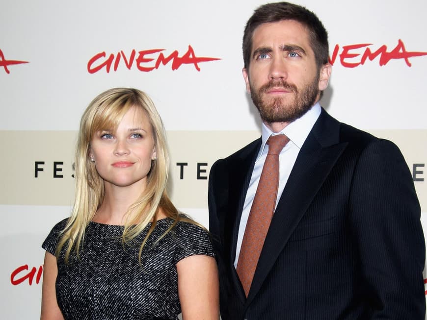 Reese Witherspoon und Jake Gyllenhall stehen nebeneinander