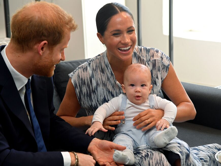 Prinz Harry und Herzogin Meghan spielen mit Sohn Archie.