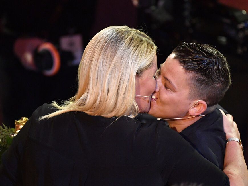 Kerstin Ott und Ehefrau Karolina Koeppen küssen sich auf der Bühne.