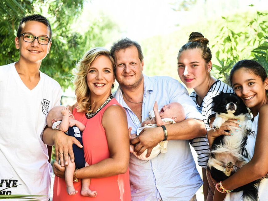 Jens Büchner und Danni Büchner mit ihren Zwillingen und Dannis Kindern Joelina, Jada und Volkan Karabas