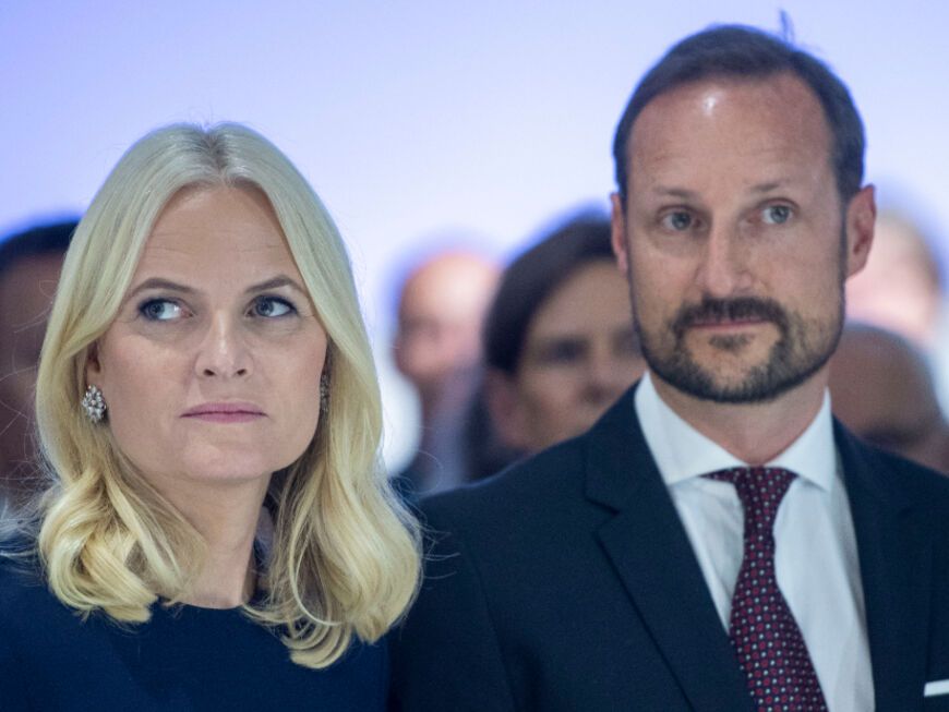 Mette-Marit und Ehemann Prinz Haakon von Norwegen schauen ernst.