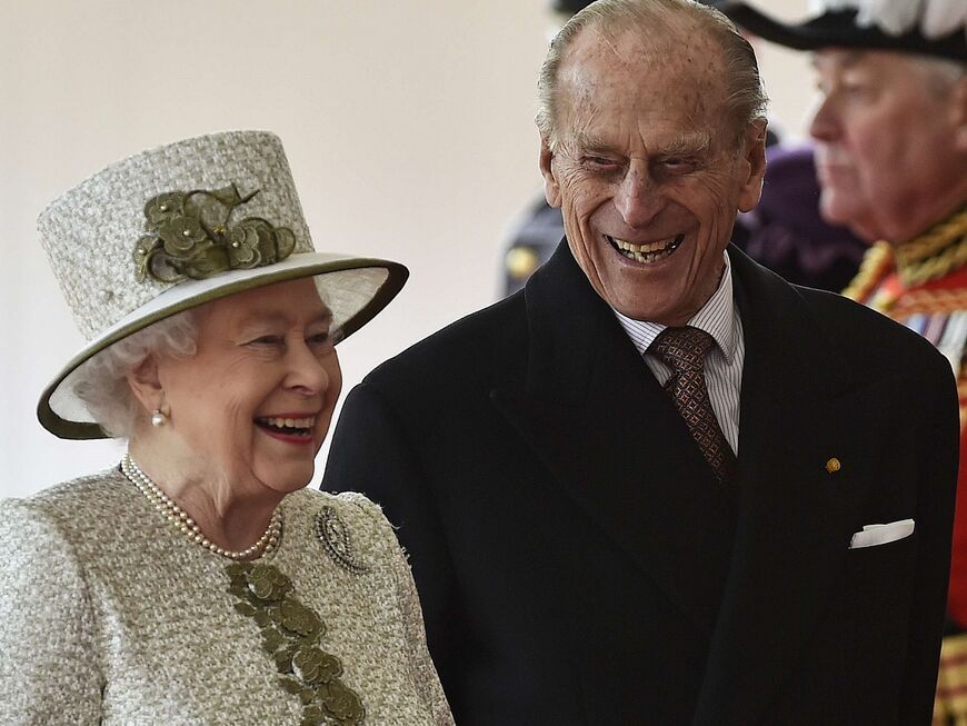 Queen Elizabeth II. und Prinz Philip lachen