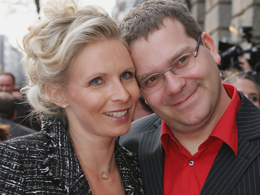 Elton und seine Frau Yvonne Duszat lächeln