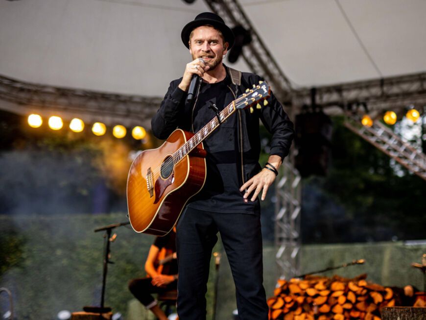 Johannes Oerding mit Gitarre auf der Bühne 