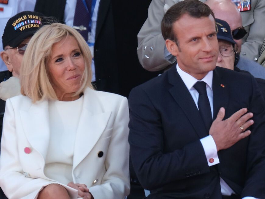 Brigitte und Emmanuel Macron sitzen nebeneinander