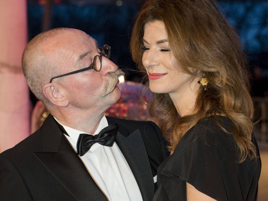 Horst Lichter macht einen Kussmund an seine Frau Nada