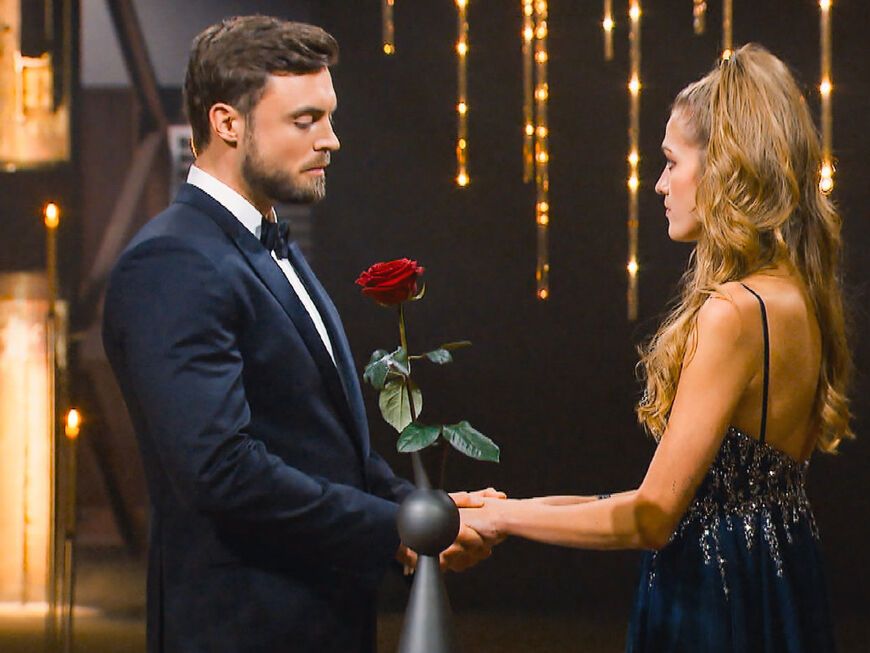 Niko Griesert hält Mimi Gwozdz' Hände im "Bachelor"-Finale