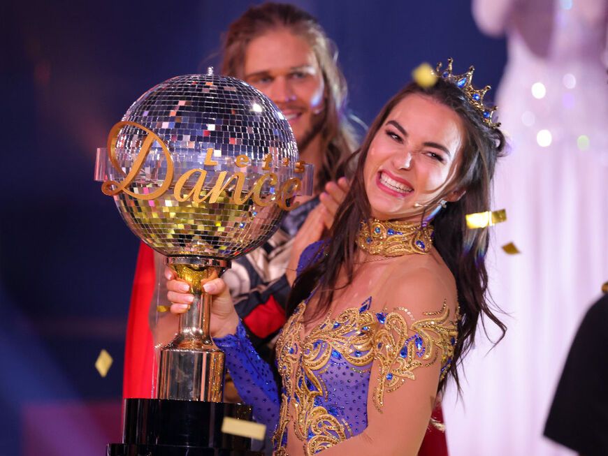 Renata Lusin strahlt mit "Let's Dance"-Pokal.