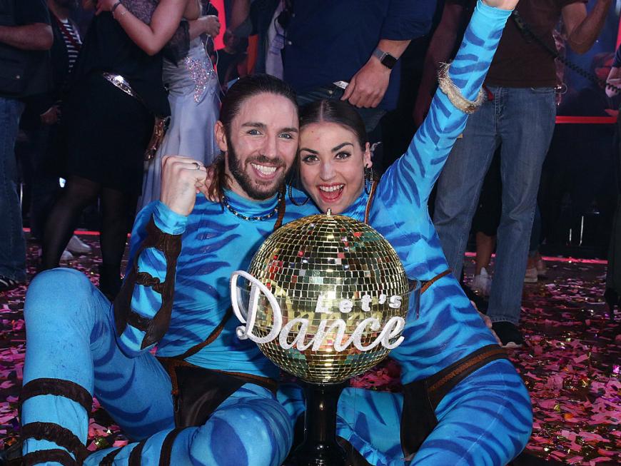 Gil Ofarim und Ekaterina Leonova mit "Let's Dance"-Siegerpokal