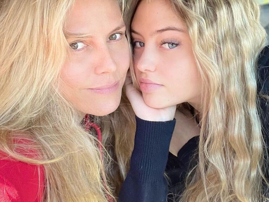 Heidi Klum und Tochter Leni Klum schauen in die Selfie-Kamera.