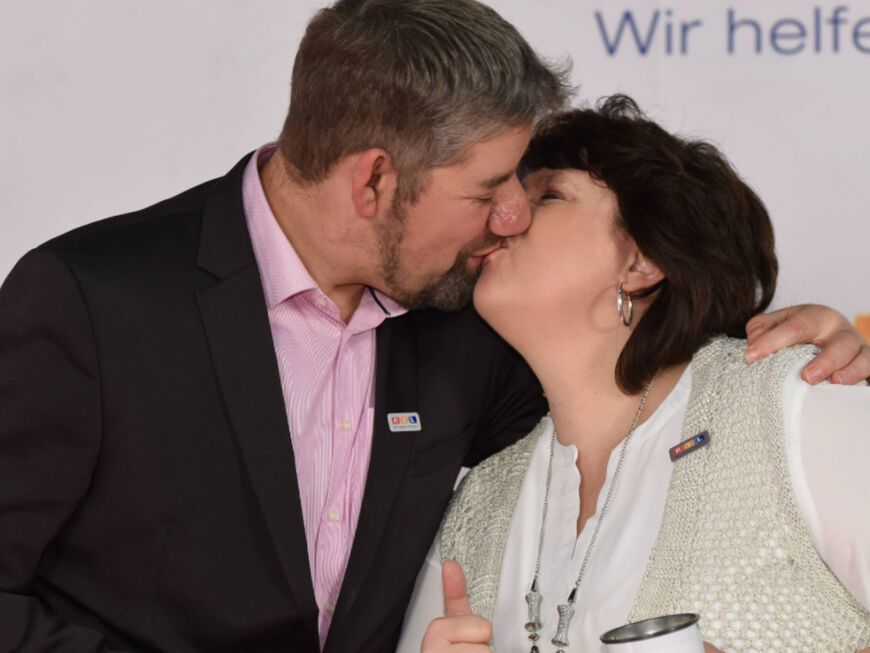 Uwe und Iris Abel küssen sich