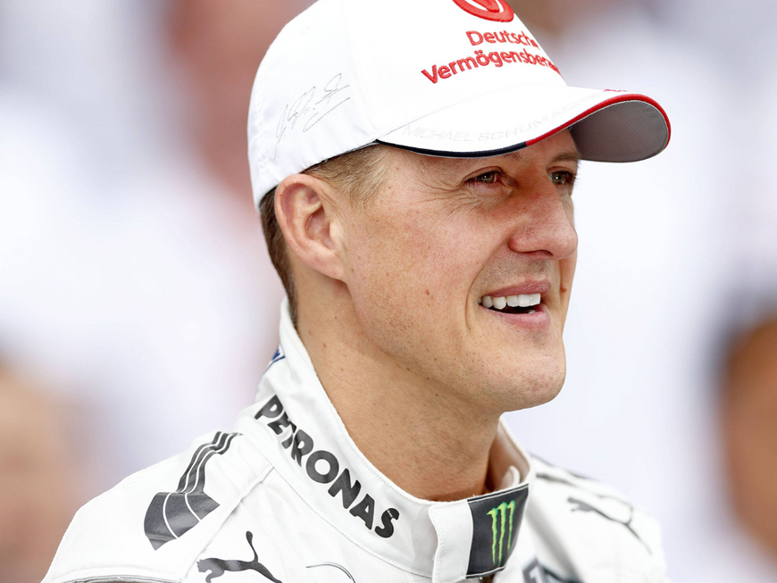 Michael Schumacher lächdelt mit Cappy