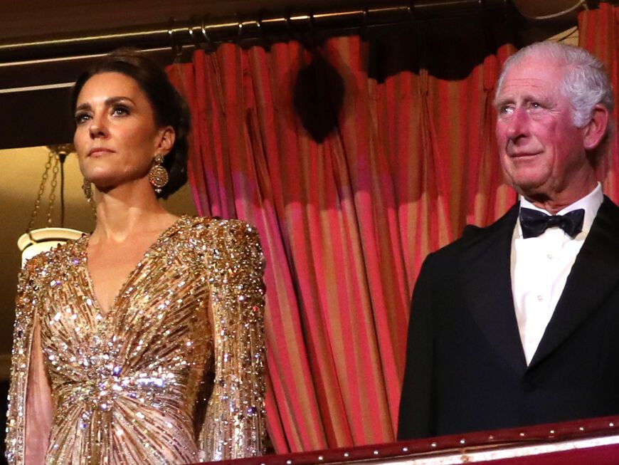 Kate und Charles stehen mit ernstem Blick nebeneinander