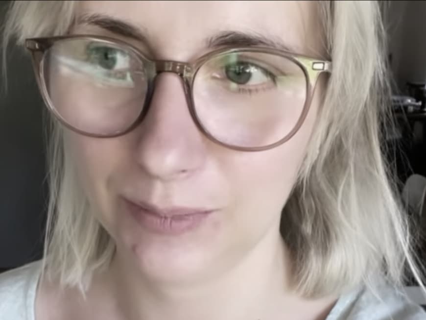 Anna Heiser guckt traurig mit Brille auf