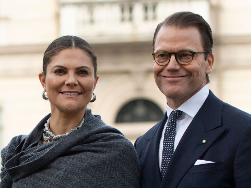 Victoria von Schweden und ihr Ehemann Daniel von Schweden lächeln