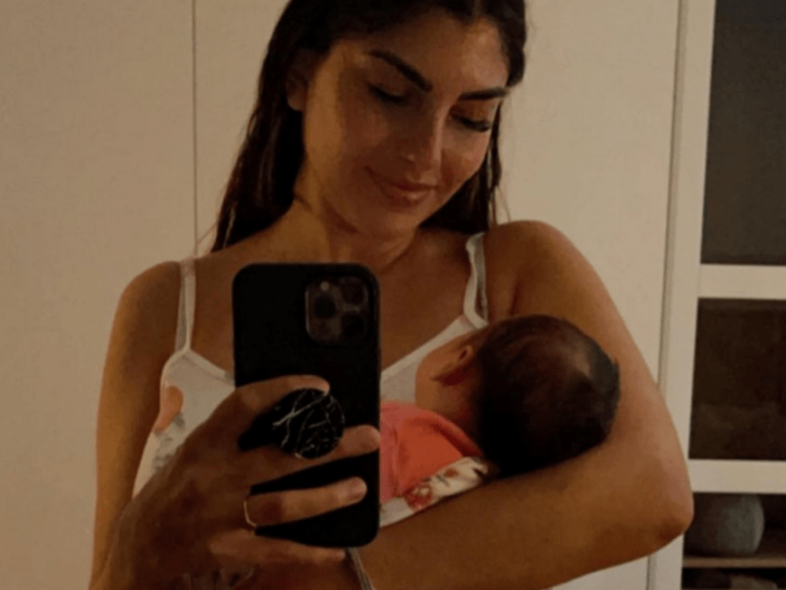 Yeliz Koc Spiegelselfie mit Baby Snow auf dem Arm