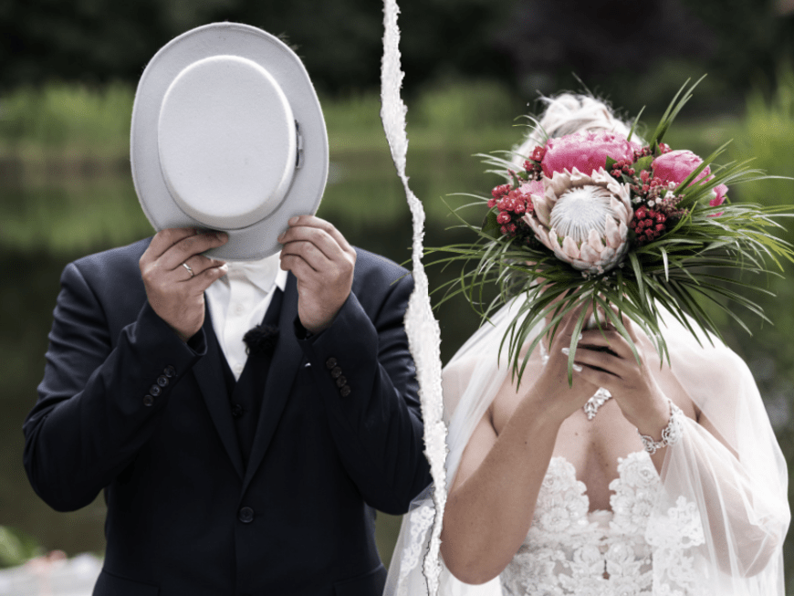 "Hochzeit auf den ersten Blick"-Bräutigam und Braut verstecken ihre Gesichter.