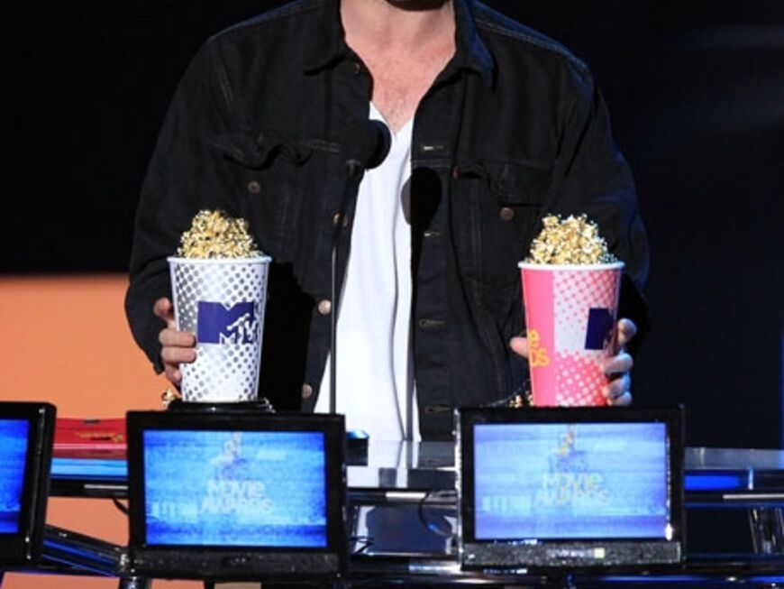 Robert Pattinson hält seine MTV Trophäen ganz fest