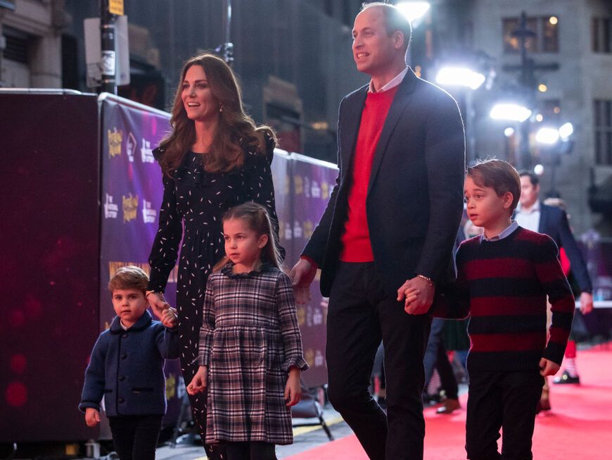 Herzogin Kate und Prinz William mit ihren Kindern Louis, Charlotte und George an der Hand 