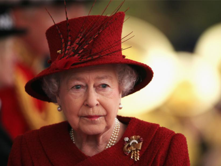 Queen Elizabeth mit rotem Hut schaut ernst 