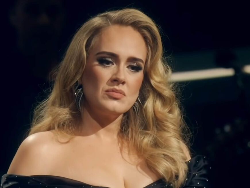 Adele guckt traurig