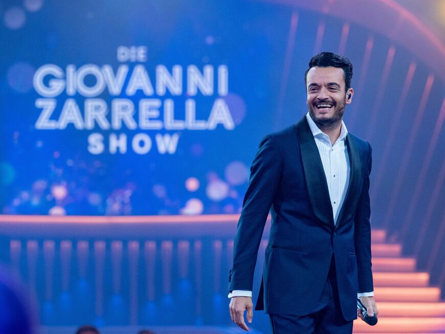 Giovanni Zarrella lacht auf der Bühne bei der Giovanni Zarrella Show