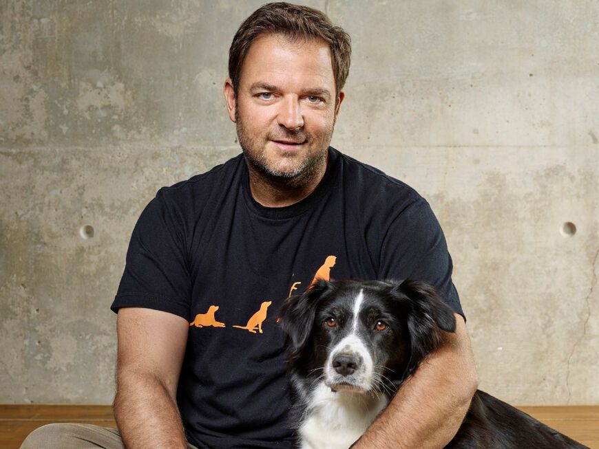 Martin Rütter mit Hund im Arm.