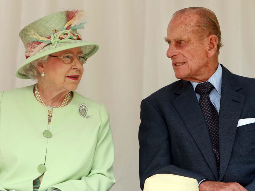 Queen Elizabeth II. und Prinz Philip schauen sich an