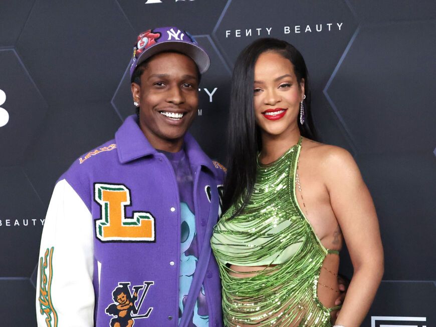 A$AP Rocky und Rihanna stehen Arm in Arm