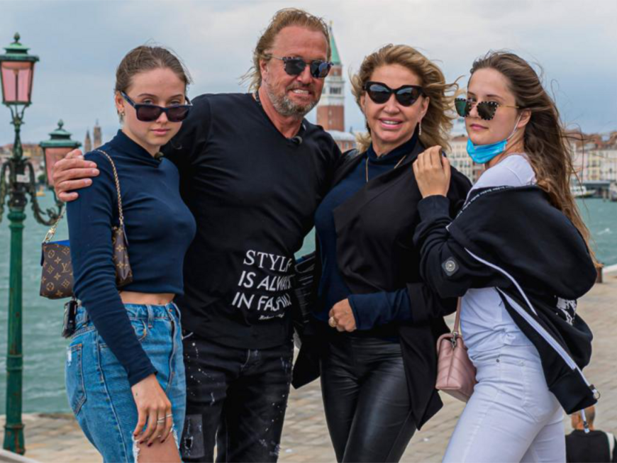 Robert, Carmen, Shania und Davina Geiss stehen am Meer und blicken in die Kamera