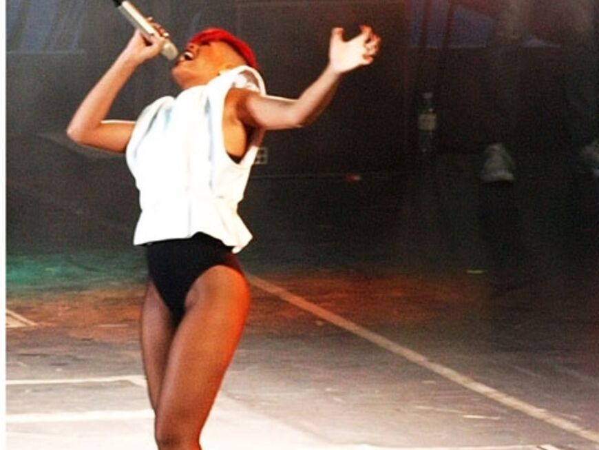 Rihanna wie man sie kennt: Auf der Bühne gibt die Sängerin Gas und präsentiert ihre beliebtesten Hits