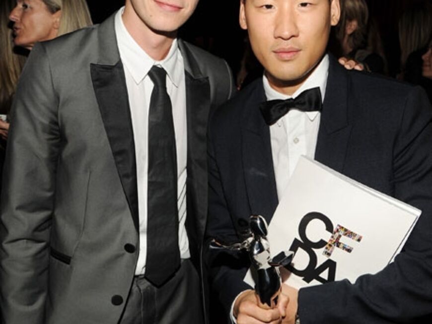Richard Chai gewann einen der begehrten Preise in der Kategorie "Menswear". Hollywood-Star Hayden Christensen gratuliert