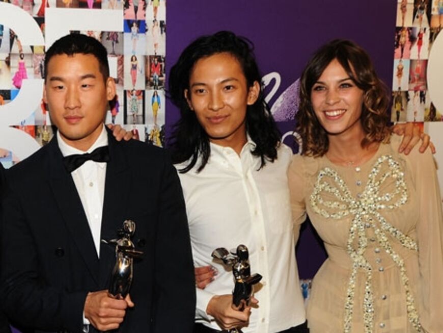 It-Girl Alexa Chung gratuliert den beiden Designern Richard Chai und Alexander Wang für ihre Preise 