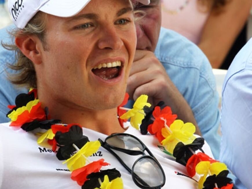 Prominente Unterstützung: Nach dem Formel-1-Rennen feuerte Nico Rosberg die deutsche Nationalelf von Canada aus an
