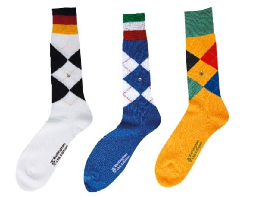 Rechtzeitig zum Fußball-Ereignis präsentiert die britische Kultmarke Burlington eine exklusive Socken-Kollektion: Das typische Rautenmuster des Labels 
leuchtet in den Trikotfarben der beliebtesten Fußballnationen. 
Damit sind wir von Kopf bis Fuß im Fan-Look! Strümpfe von Burlington, je ca. 10 Euro